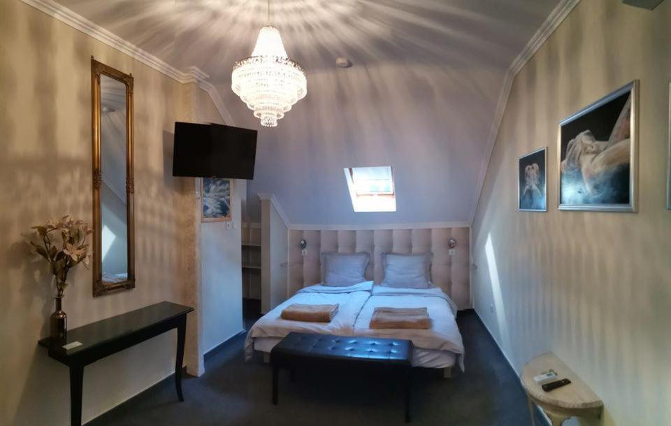 Lika Panzio Gyula Hotell Exteriör bild