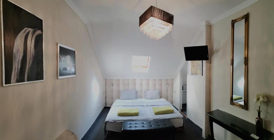 Lika Panzio Gyula Hotell Exteriör bild