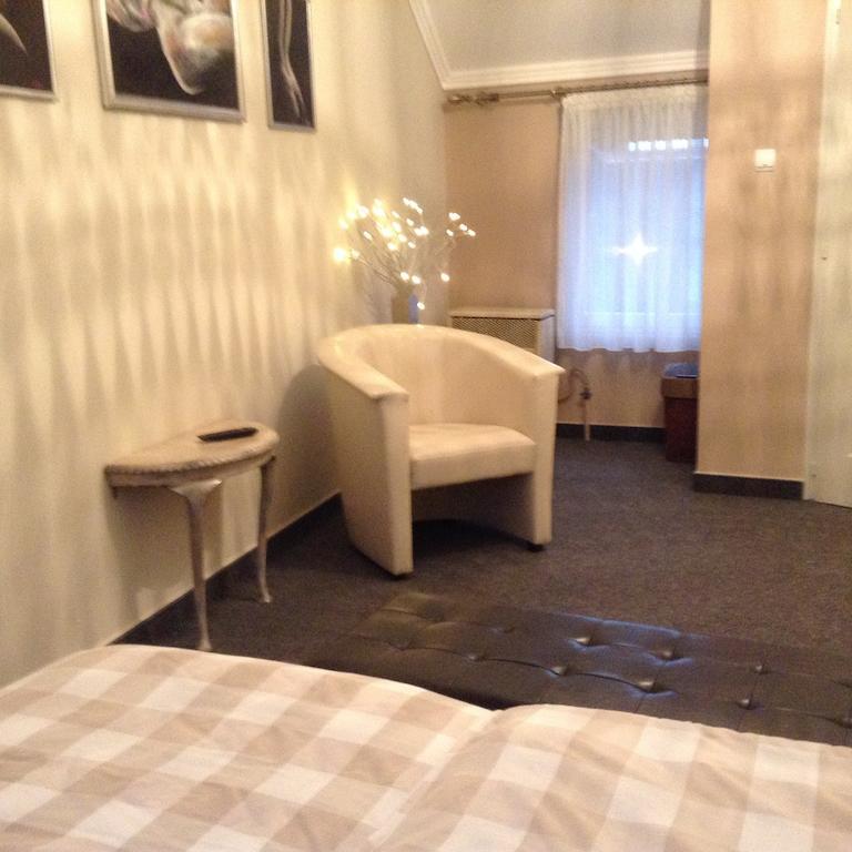 Lika Panzio Gyula Hotell Exteriör bild